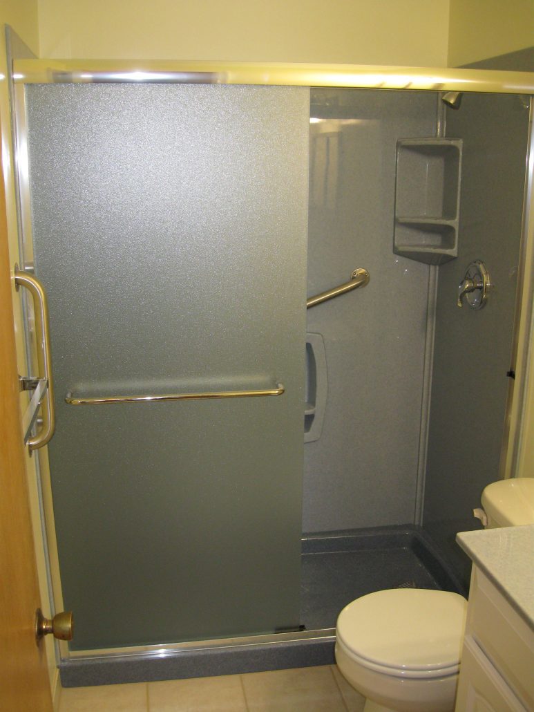 Vince W Onyx blue Shower with Glassdoor 1